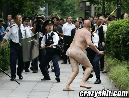 Naked white dude storms japanese imperial palace moat