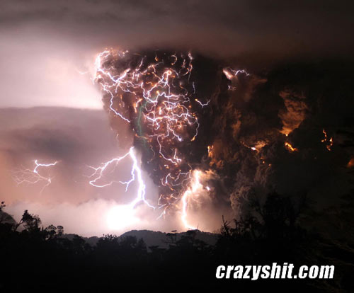 Volcano lightning eruption