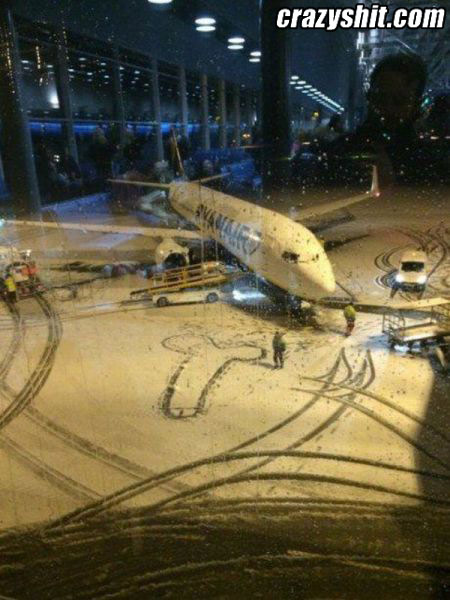Baggage Handler Is Really An Artist