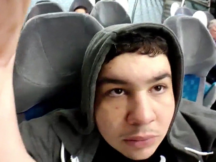 CrazyShit.com | ROFL: LIVE TWITCH STREAMER MAKES A CRITICAL MISTAKE IN PUBLIC - Crazy Shit