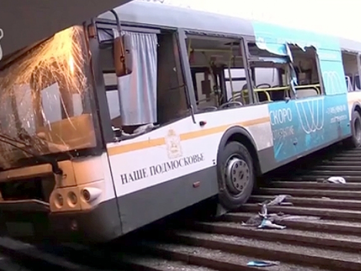 CrazyShit.com | RAW VIDEO AND AFTERMATH OF THAT INSANE BUS CRASH IN MOSCOW - Crazy Shit
