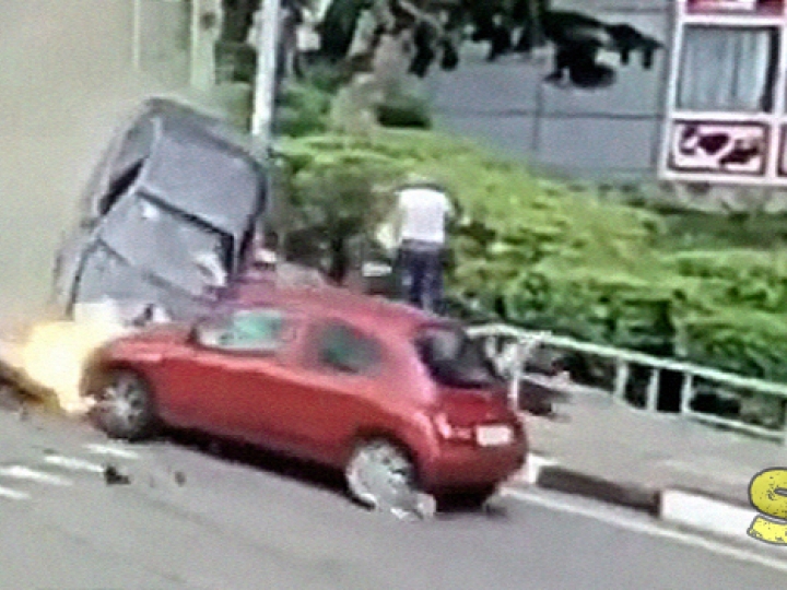 CrazyShit.com | 11 PEOPLE DEFINITELY HAVING A SHITTIER DAY THAN YOU - Crazy Shit