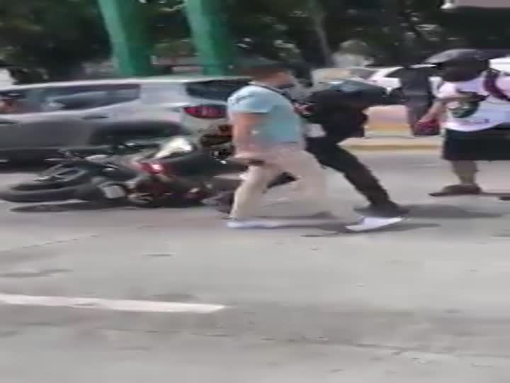 CrazyShit.com | Cop gets beaten by angry motorcyclist - Crazy Shit
