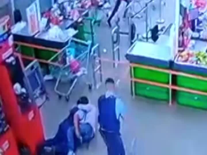 CrazyShit.com | Security guard shoots store robber killing him on spot - Crazy Shit