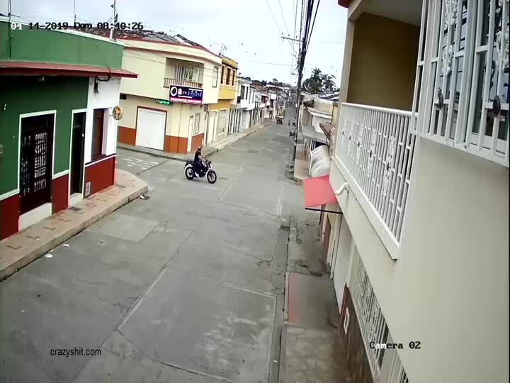 CrazyShit.com | Female biker dies on spot