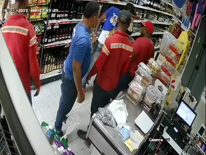 CrazyShit.com | Store robbery goes wrong