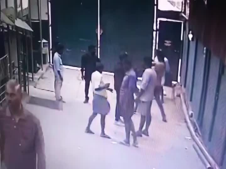Drunk man killed by one punch in India - Crazy Shit