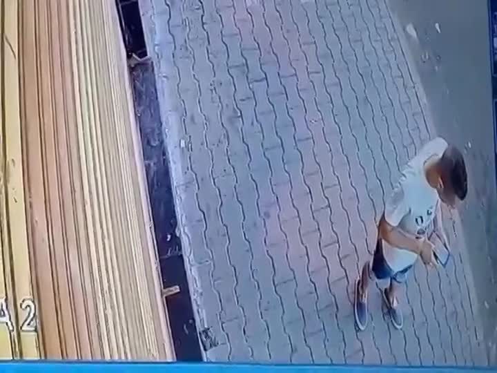 CrazyShit.com | Guy gets neck broken over a phone - Crazy Shit