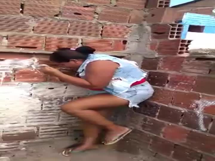 CrazyShit.com | Favela lady stole Galaxy S5 - Crazy Shit