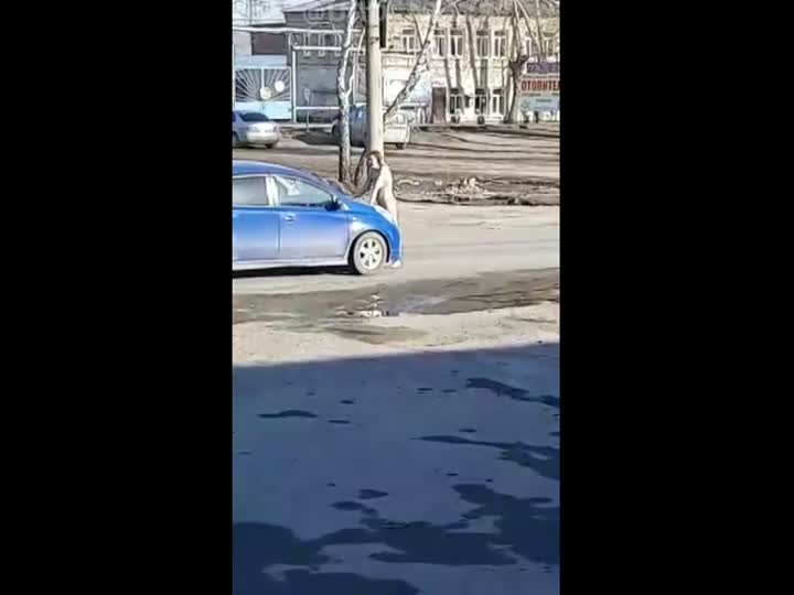 CrazyShit.com | Naked woman catches random car - Crazy Shit