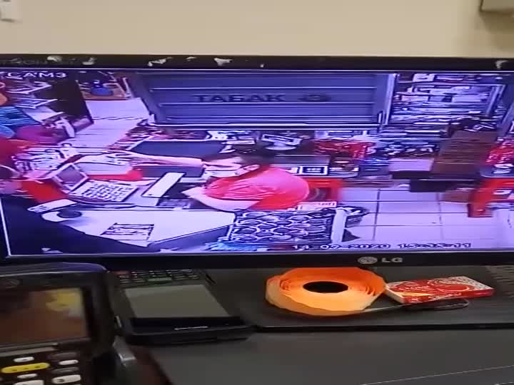 CrazyShit.com | Man Attacks Wife With A Hammer After She Left Him - Crazy Shit