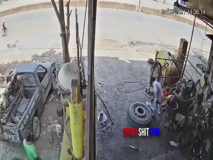 CrazyShit.com | Deadly truck tire explosion - Crazy Shit