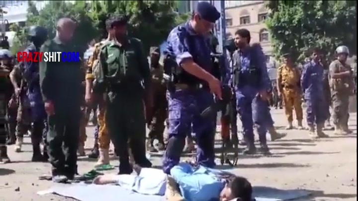 CrazyShit.com | Public execution in Yemen - Crazy Shit