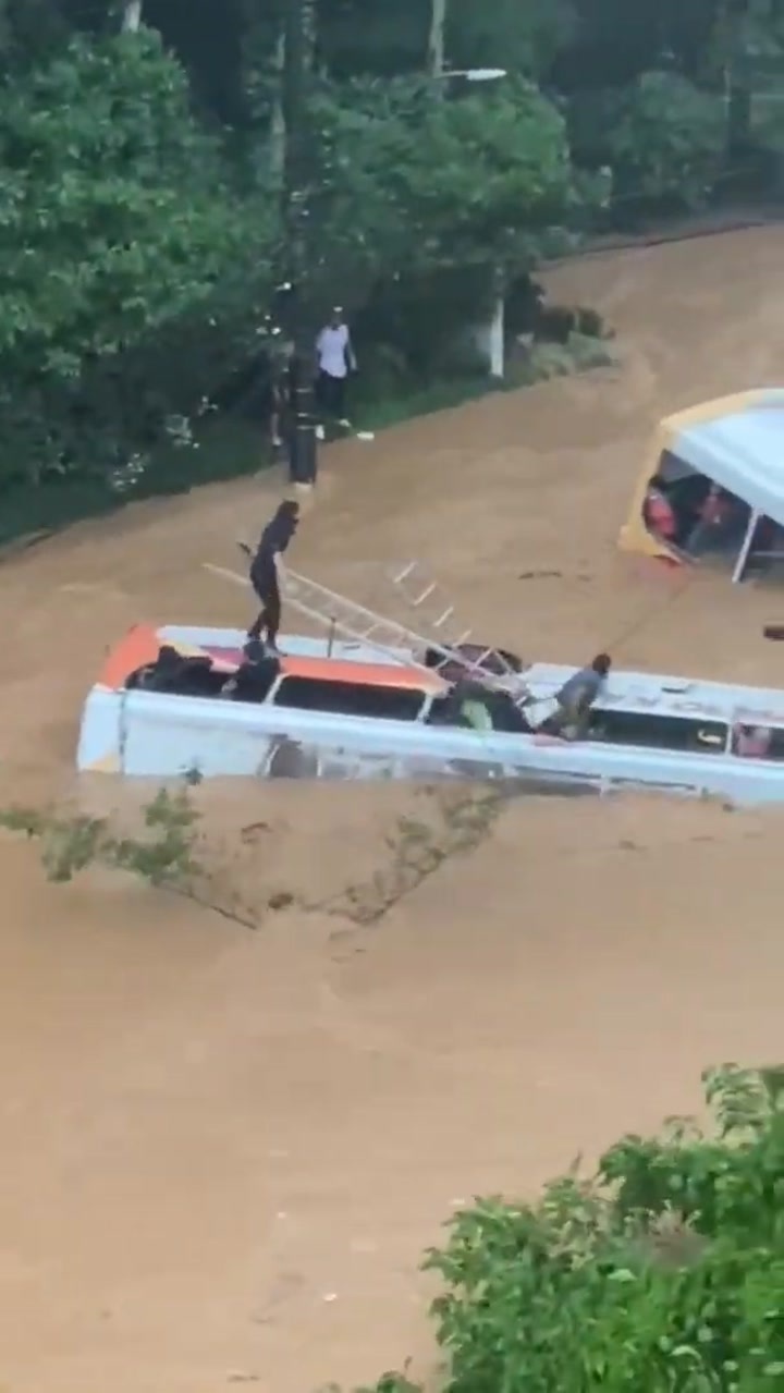 CrazyShit.com | People drowning inside a bus in Brazil flood - Crazy Shit