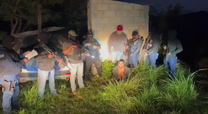 Man interrogated and beheaded by Sicarios.