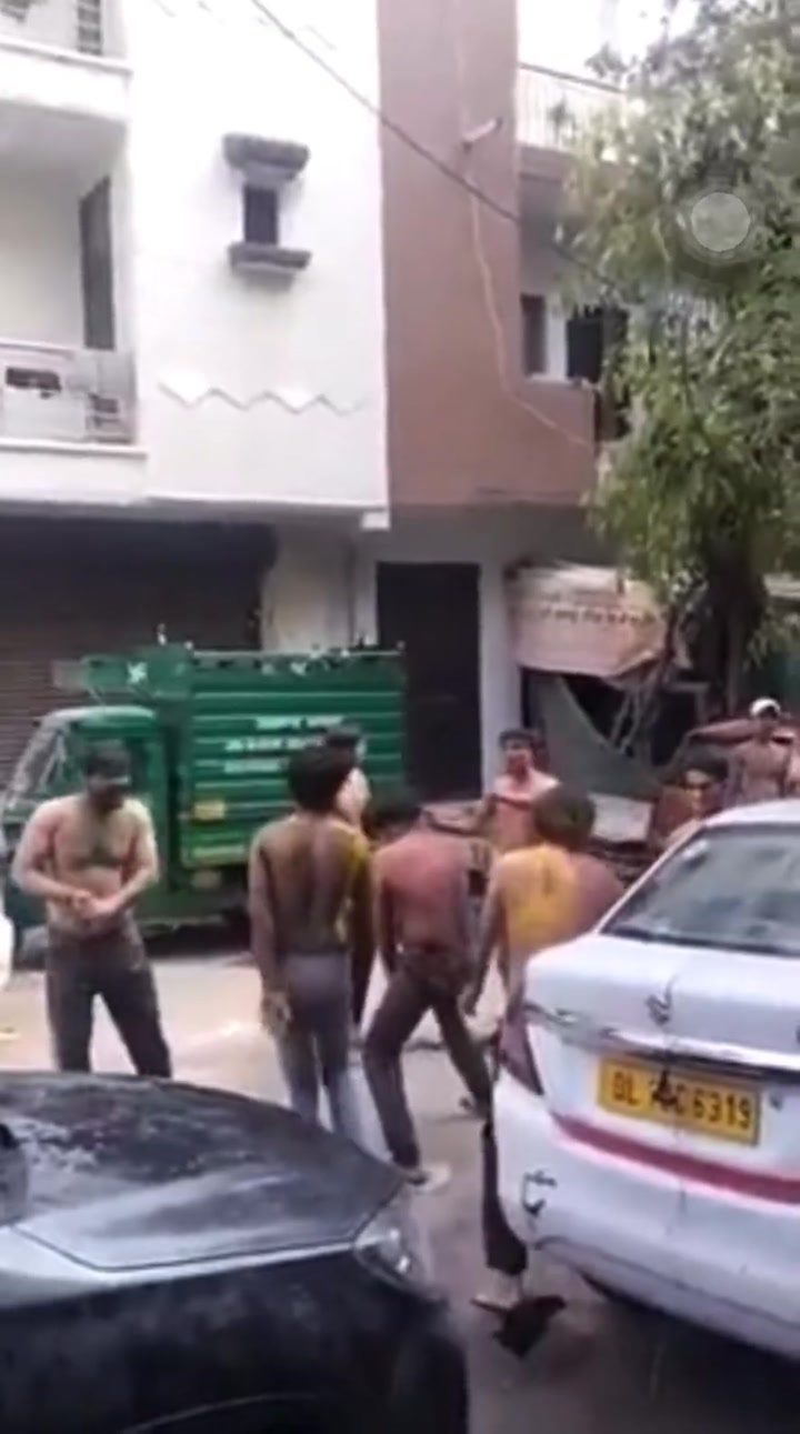 CrazyShit.com | Indian police cap instant justice - Crazy Shit