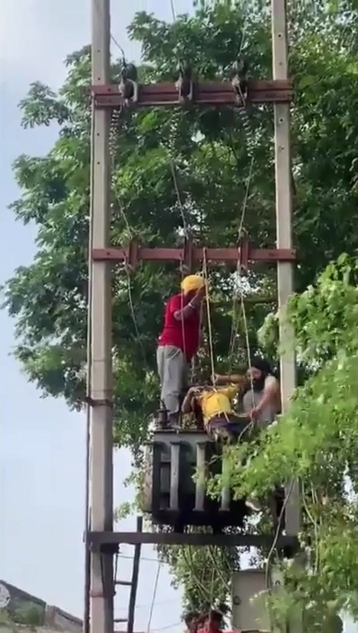 CrazyShit.com | Indian Electrician - Crazy Shit