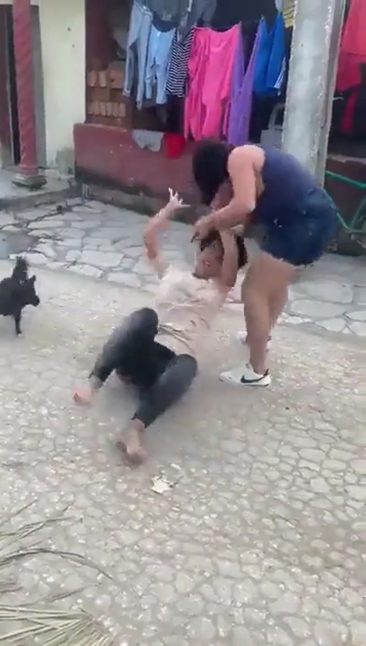 Women fighting - Crazy Shit