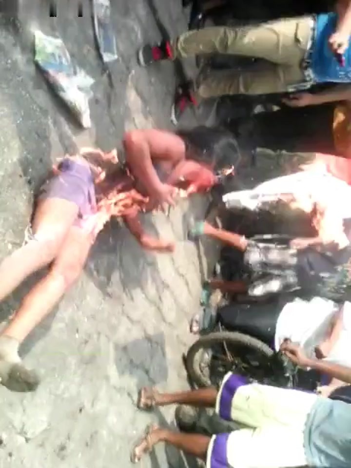 Young beauty beaten to a pulp by crowd and then burned alive 
