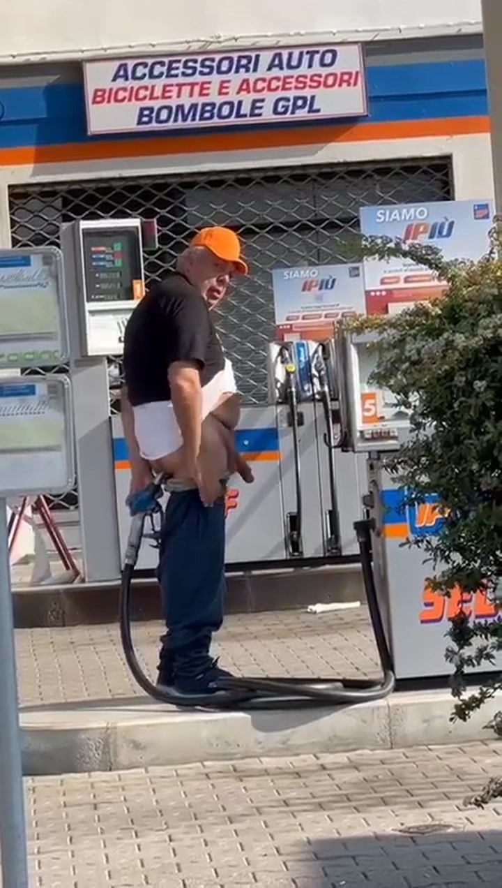 CrazyShit.com | Old man at the gas station - Crazy Shit