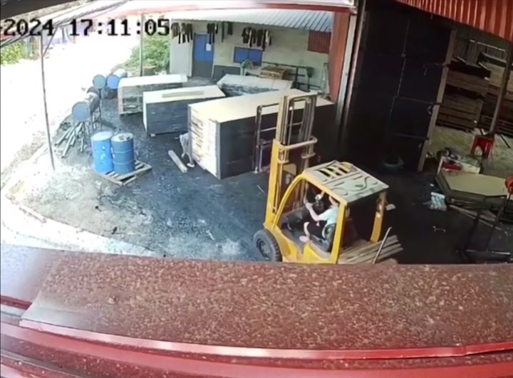 CrazyShit.com | Complacent forklift  driver kills fellow employee. - Crazy Shit