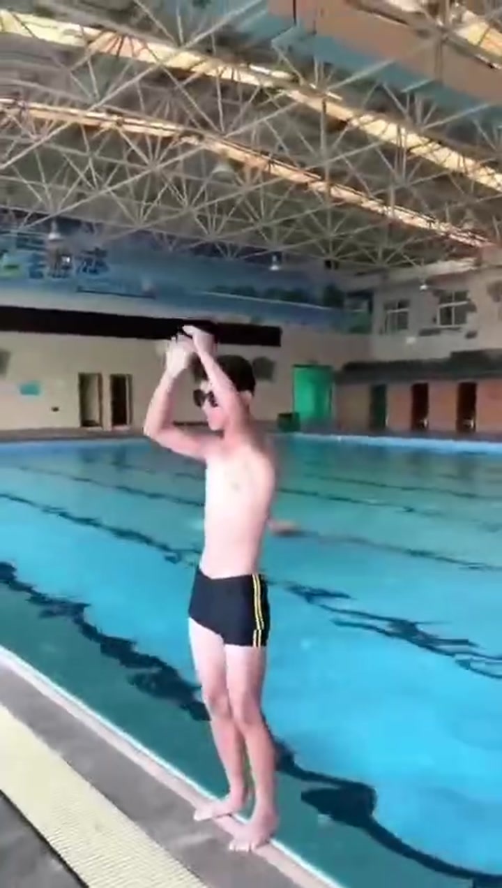CrazyShit.com | Swimming pool show off - Crazy Shit