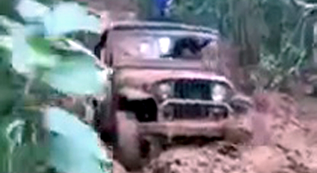 TOWING A JEEP OUT OF THE MUD? DON'T DO THIS!