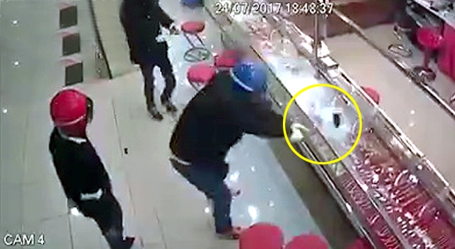 WORST. THIEVES. EVER. 4 GUYS CAN'T GET INTO JEWELRY CASE