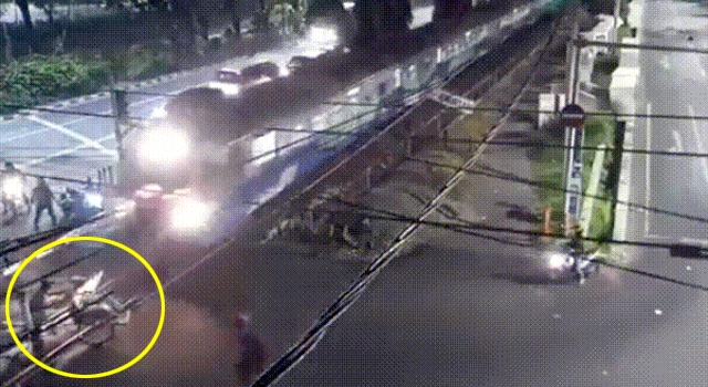 PEDICAB DRIVER PUSHES CLIENT INTO A TRAIN (BOTH DESTROYED)