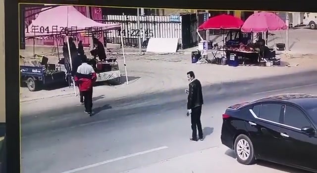 Street vendor gets destroyed