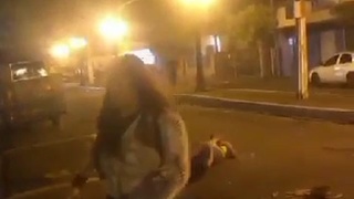 Brazilian woman knocks out aggressor man