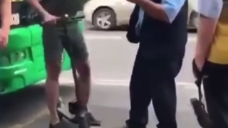 E-SCOOTER TRYING TO LEAVE THE SCENE OF THE ACCIDENT WHAT HE CAUSED