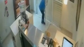Dumb thief trapped