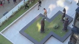 &lsquo;bully&rsquo; who allegedly attacked girlfriend is beaten by group in Recife/Brasil