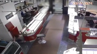 Robber Shot By Employee Inside Chicago Loop Jewelry Store