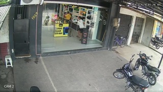 Man tried to prevent robbery and was shot in the throat.