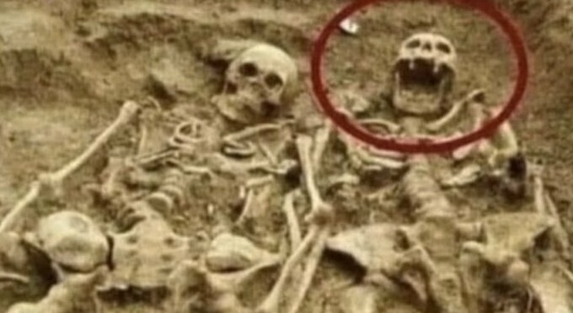 700 years old skeleton of a married couple