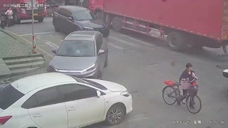 Chinese woman was blown by the truck