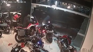 Gang Of Thieves Steal Motorcycles From The Showroom