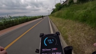 Bicyclist pull off a perfect head on