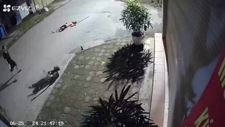 Crazy Man Attacks His Brother And Father In The Street