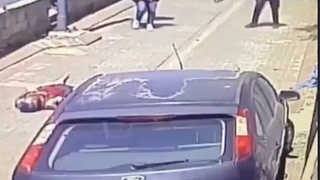 A cop shoots a man attacking him with a machete