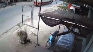 A cyclist is hit by a truck