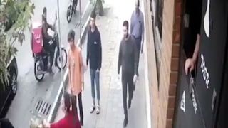 A man attempts to rob an Iranian woman