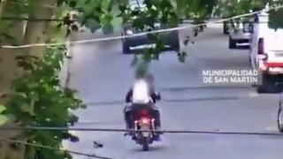 3 Muggers on Motorcycle are Flung in Crash