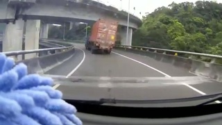 Truck driver does a break checking while turning, loses its balance and rolls over bridge's railguard, falling into the abyss