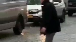 Middle finger fight in the UK