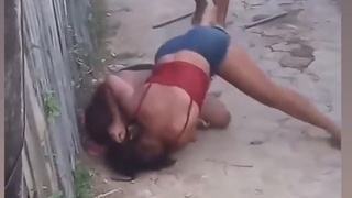 Chick fight in the ghetto