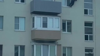 Smackhead climbs outside building