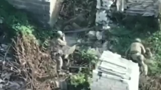 Captured Ukrainian grabs Russians gun